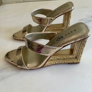 Katy Perry Framing Wedge in Gold, Size 6